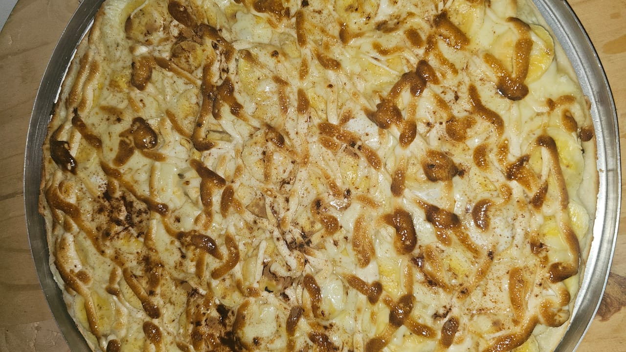 Pizza doce assada com cobertura cremosa