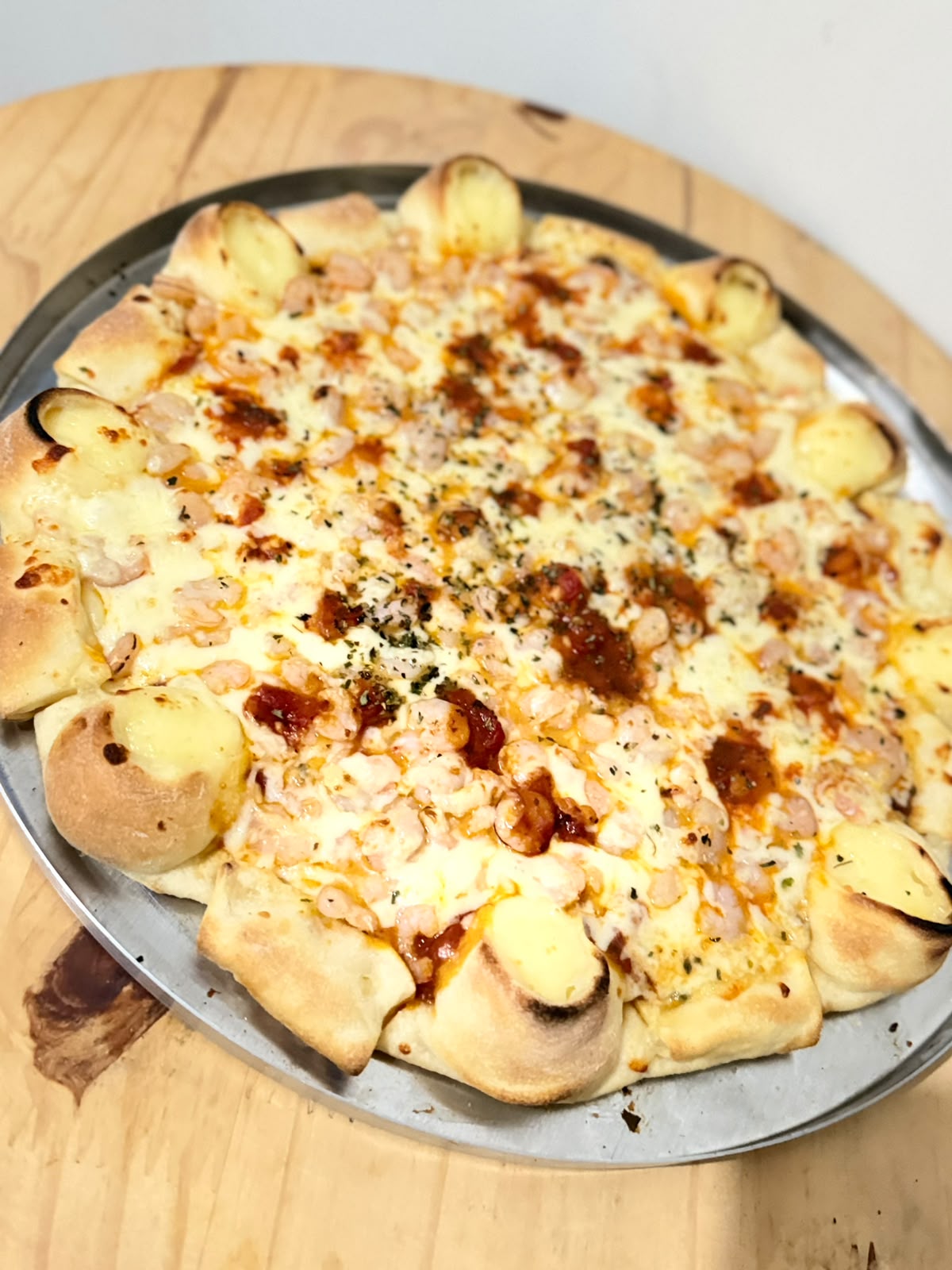 Pizza assada com borda vulcão cremosa da Pizzaria Maná