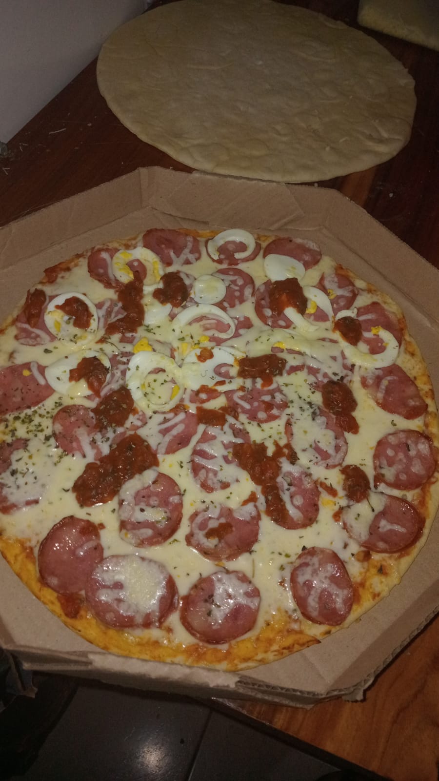 Pizza portuguesa montada antes de assar