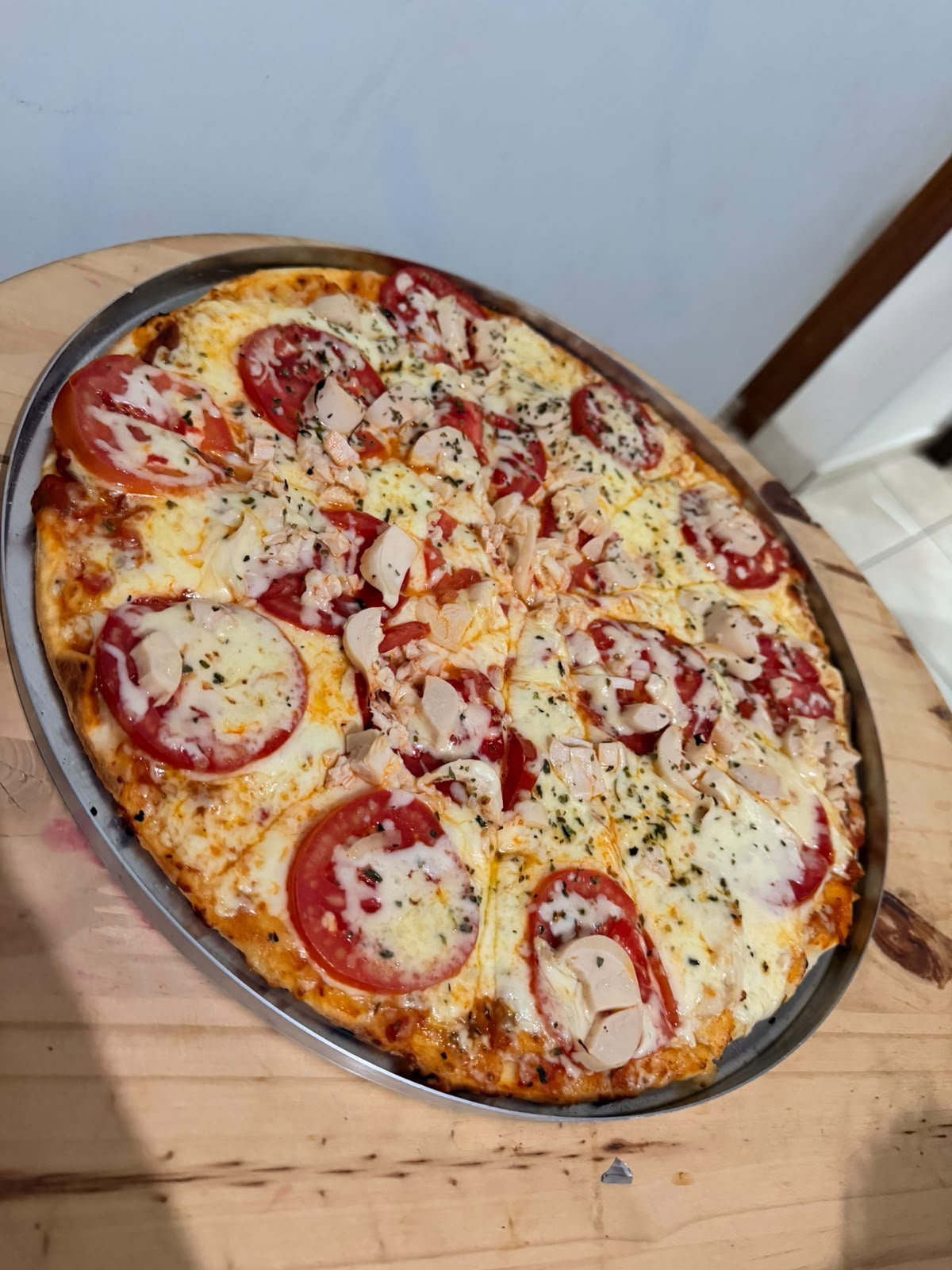 Pizza salgada assada com tomate e queijo